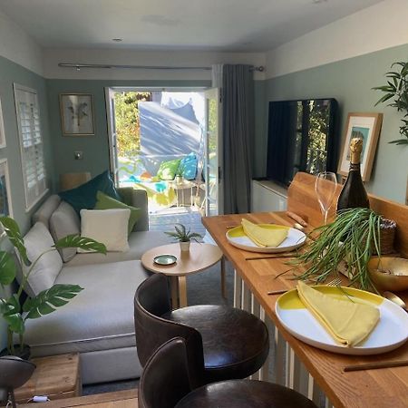 Town Centre Garden Retreat Apartment เชลเทนแฮม ภายนอก รูปภาพ