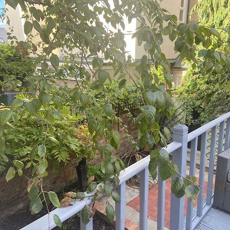 Town Centre Garden Retreat Apartment เชลเทนแฮม ภายนอก รูปภาพ