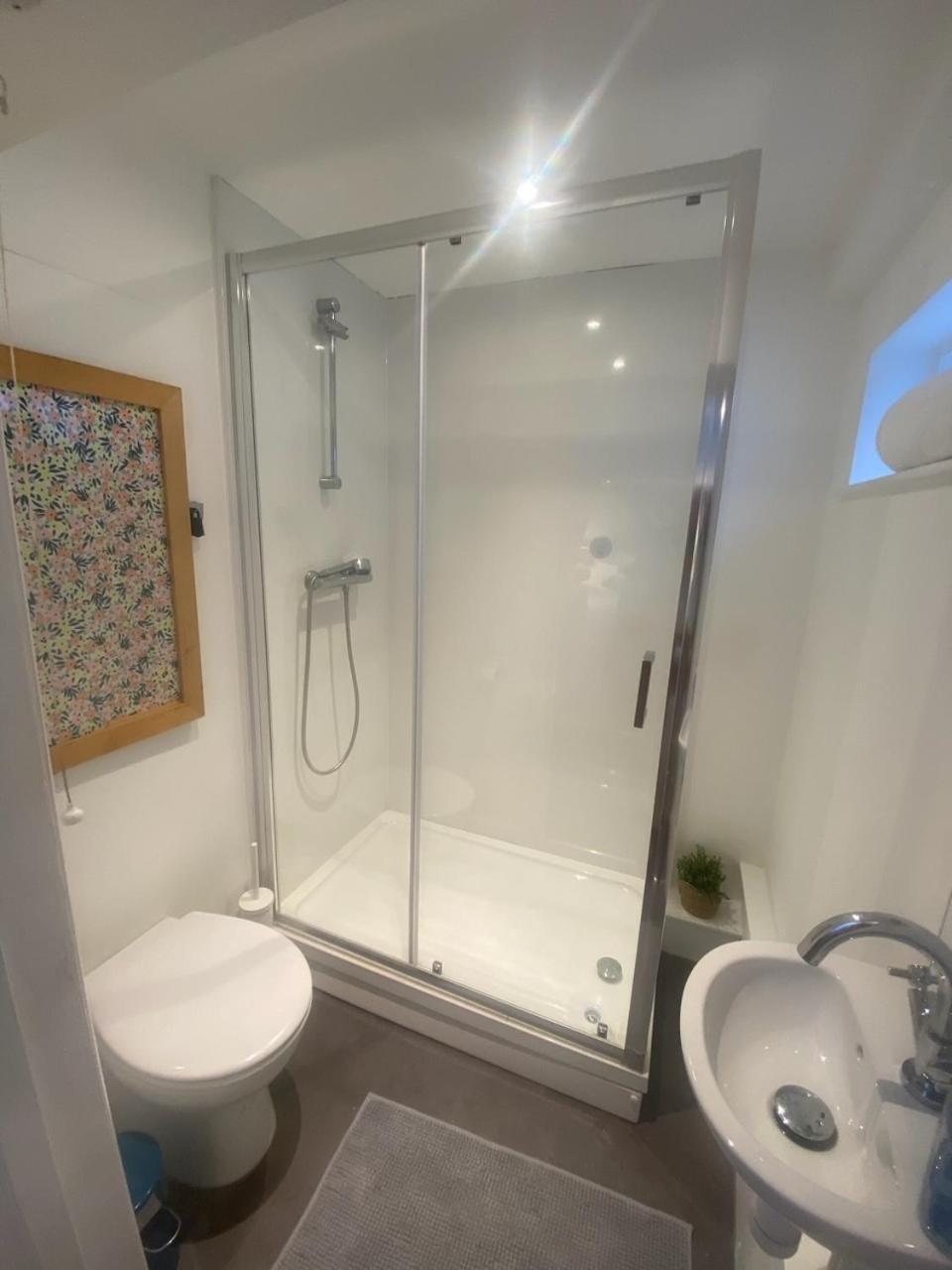 Town Centre Garden Retreat Apartment เชลเทนแฮม ภายนอก รูปภาพ